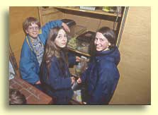 Schueler bei der Tierpflege