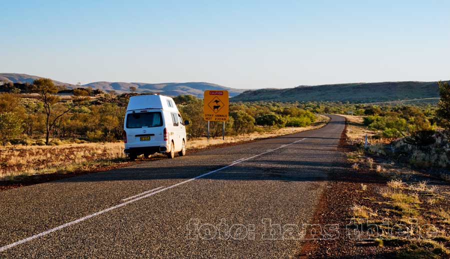 Fahrt durch die einsamen Weiten der Pilbara zum Karijini NP, in der Ferne die Hamersley Range