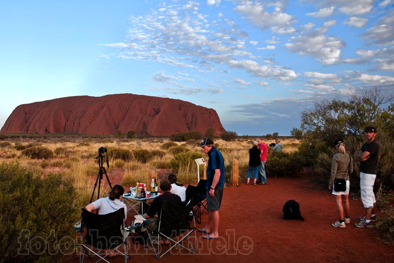 Uluru, früher Ayers Rock, im Wolkenschatten