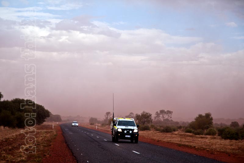 Sandsturm und kurz danach Regen auf dem Lasseter HWY