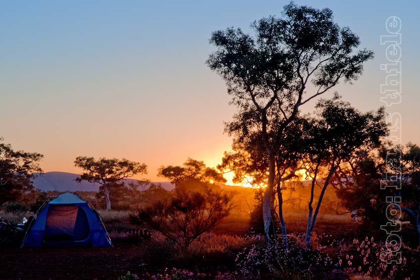 Karijini NP: Sonnenuntergang im Karijini Eco Retreat