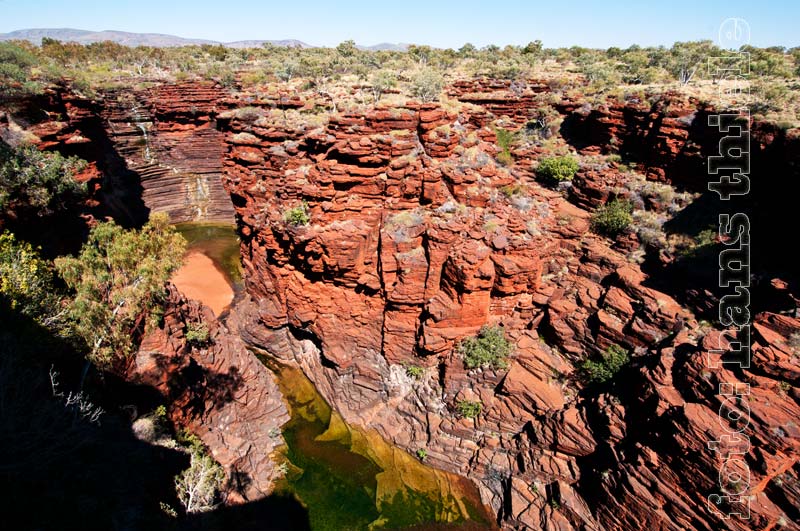 Karijini NP: Blick in die Gorge mit den Joffre Falls